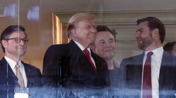 易操盘 特朗普“大而美”法案，再遭马斯克狂批！