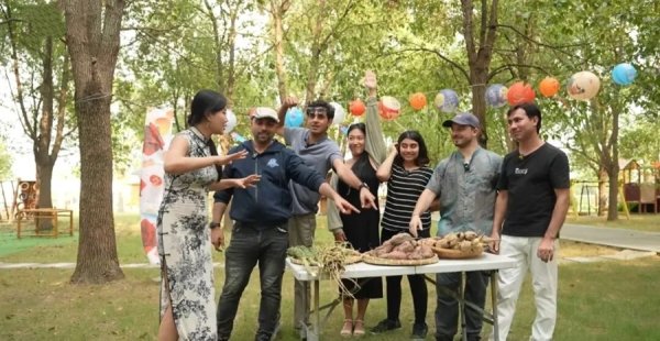 腾思控股 “洋朋友玩转上海之根”系列活动启动，老外在松江叶榭看非遗做糕点